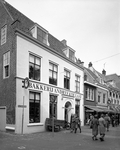 72736 Gezicht op de voorgevels van de huizen Voor Clarenburg 7 (links, na de restauratie) -lager te Utrecht. Links de ...